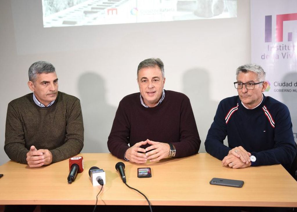 Marcelo Bersano, Luis  Castellano y Marcelo Riberi, en la  presentación del Plan Mi Lote.
Prensa Municipalidad