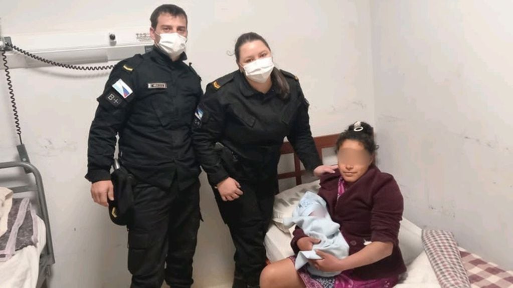 San Pedro: efectivos policiales ayudaron a dar a luz a una joven en su domicilio.