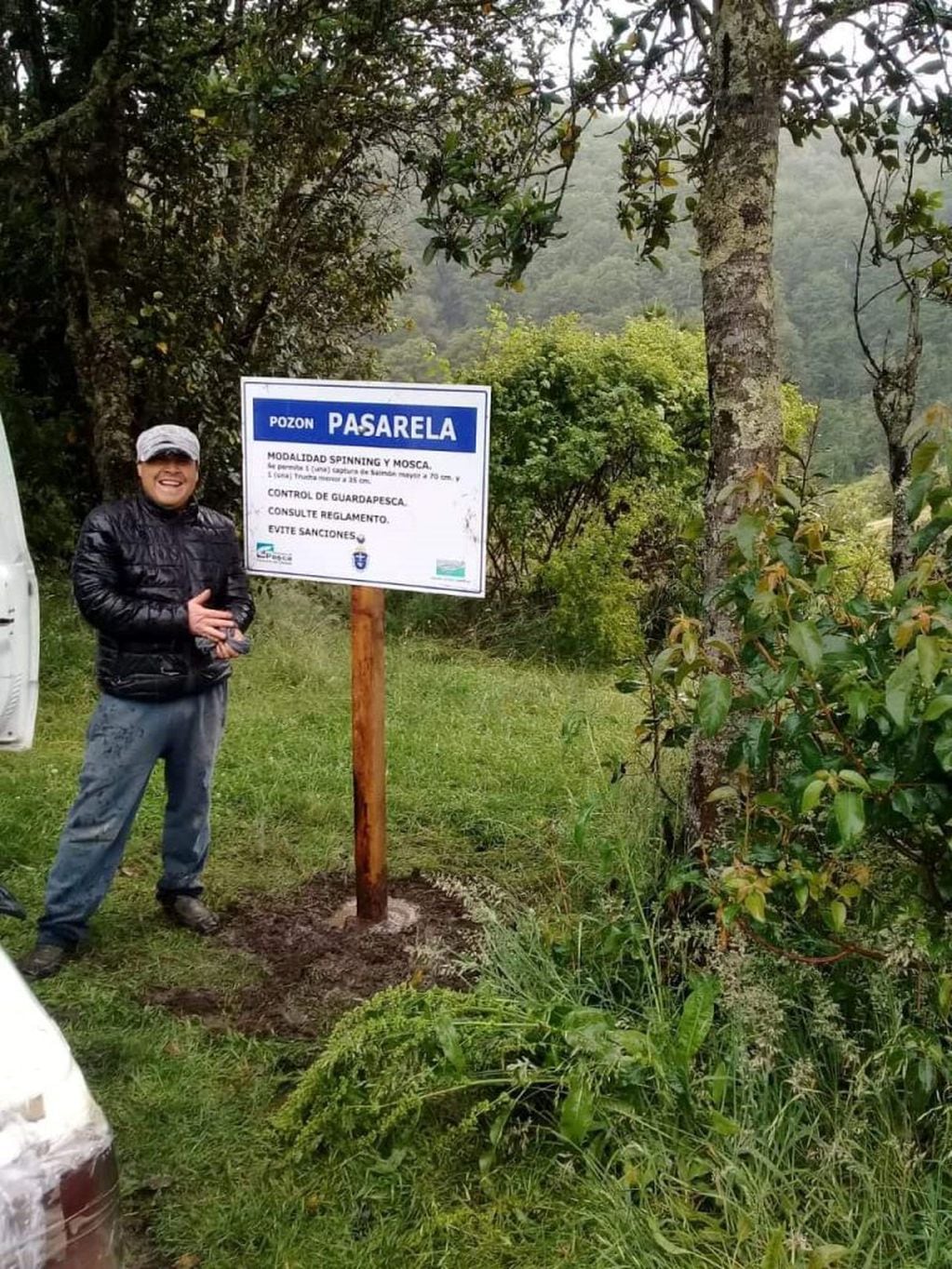 Mas de 100 carteles  con  señalización vertical que demarca curvas peligrosas, distancias entre los pueblos, velocidades máximas, pendientes pronunciadas y piezas refractarias en puntos estratégicos del tramo.