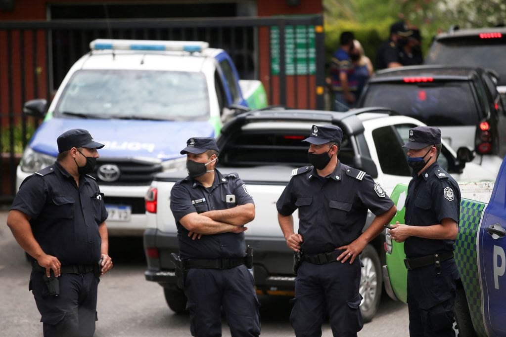 Policía científica monta guardia en el country donde vivía Maradona (Reuters)