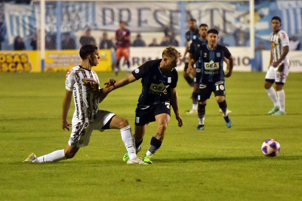 Joaquín Mateo (7), viene de anotar dos goles para Racing (Facundo Luque / La Voz).