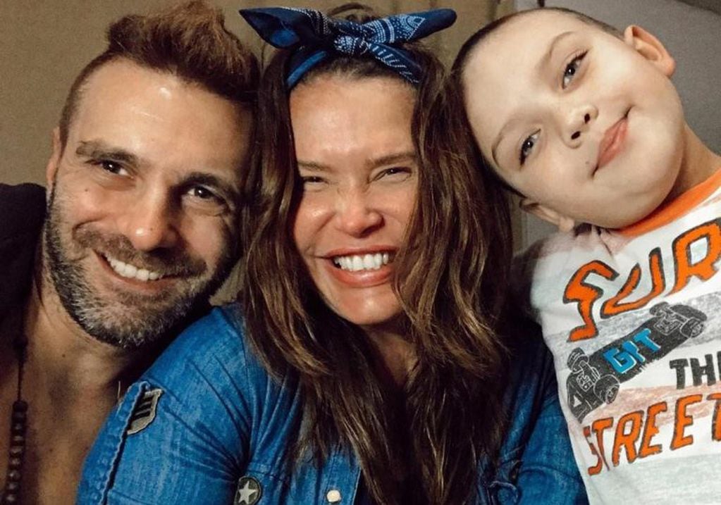 Nazarena Vélez junto a su hijo Titi y su novio Santiago (Foto: Instagram)