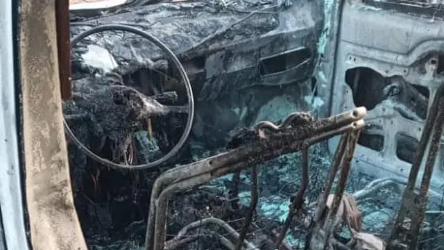 Se incendió un vehículo dentro de un garaje en Colonia Delicia