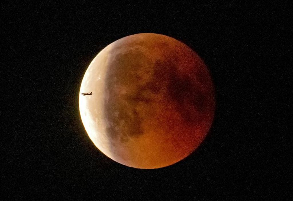 Vista vistas imagenes de la luna. Último eclipse.(AP)