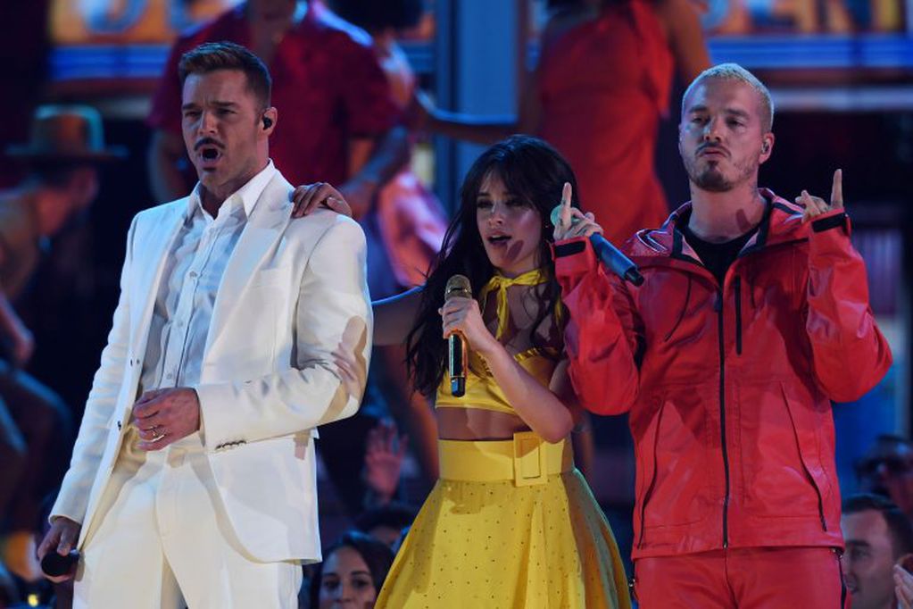 Ricky Martin, Camila Cabello y J Balvin abrieron el evento (Photo by Robyn Beck / AFP)