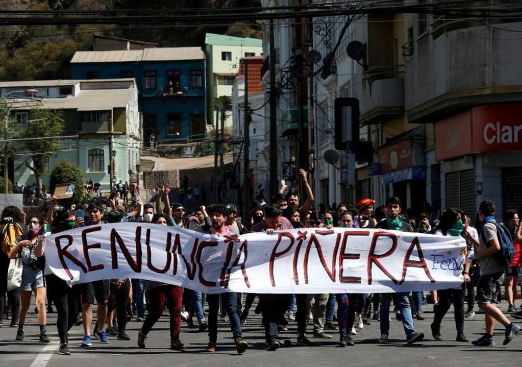 "Renuncia Piñera", reza una bandera. (REUTER)