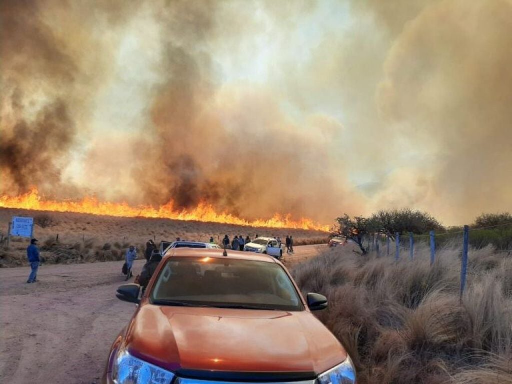 El incendio forestal originado en el norte cordobés, ya ingresó a Charbonier. (Foto: Radio Pueblo 103.3 – Dean Funes).
