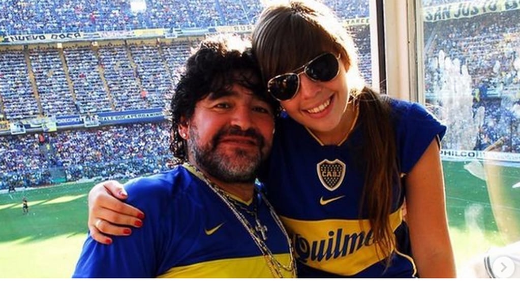 Diego y Dalma Maradona, en la cancha de Boca. (Foto: Instagram).