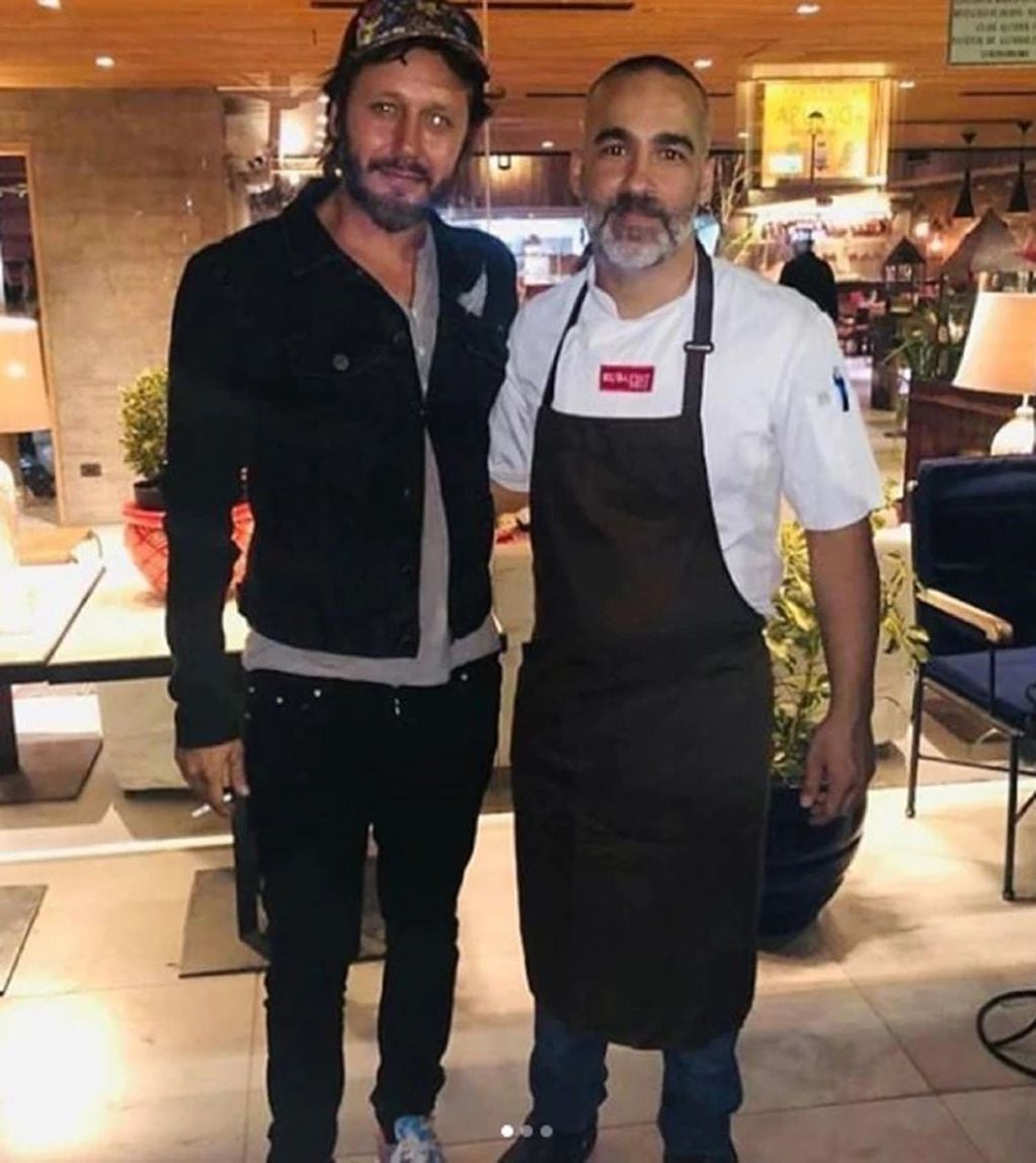 Benjamín Vicuña se fotografió con el chef de un restaurante de Chile (Foto: Instagram/ @chusmeteando1)