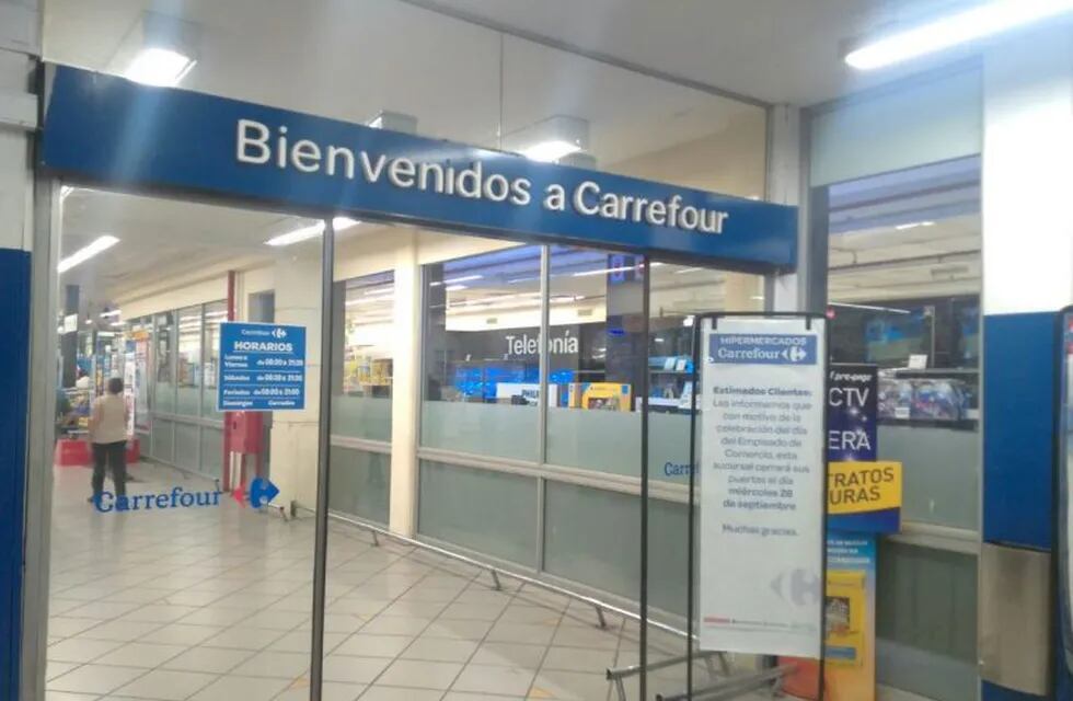 Acceso al supermercado Carrefour de Pueyrredón al 700 en Rosario.