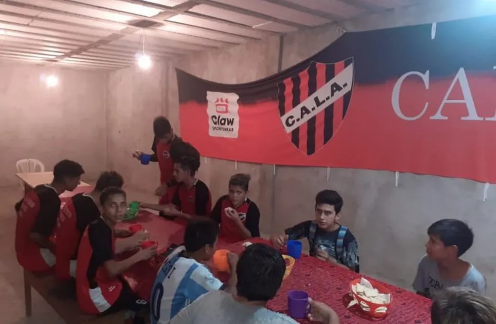 Los juveniles de Los Andes, sus 13 divisiones, merendaban en el club después de entrenar. En cuarentena, los dirigentes se esfuerzan para hacer llegar la ayuda.