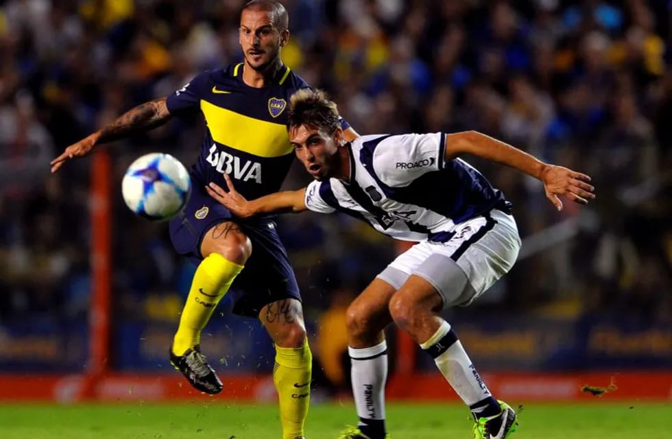 Boca Juniors' forward Dario Benedetto (L) vies for the ball with Talleres' defender Juan Komar during their Argentina First Division football match at La Bombonera stadium, in Buenos Aires, on March 19, 2017. / AFP PHOTO / ALEJANDRO PAGNI