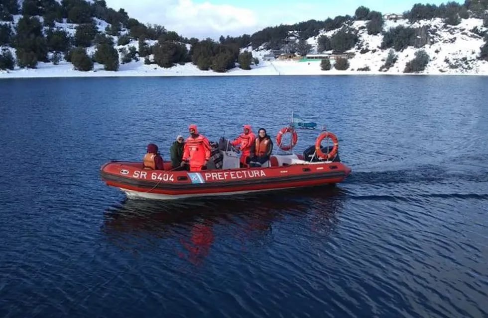 Operativo en bote sobre lago Aluminé para rescatar a un mujer de 67 años con problemas cardíacos. Gentileza Prefectura.