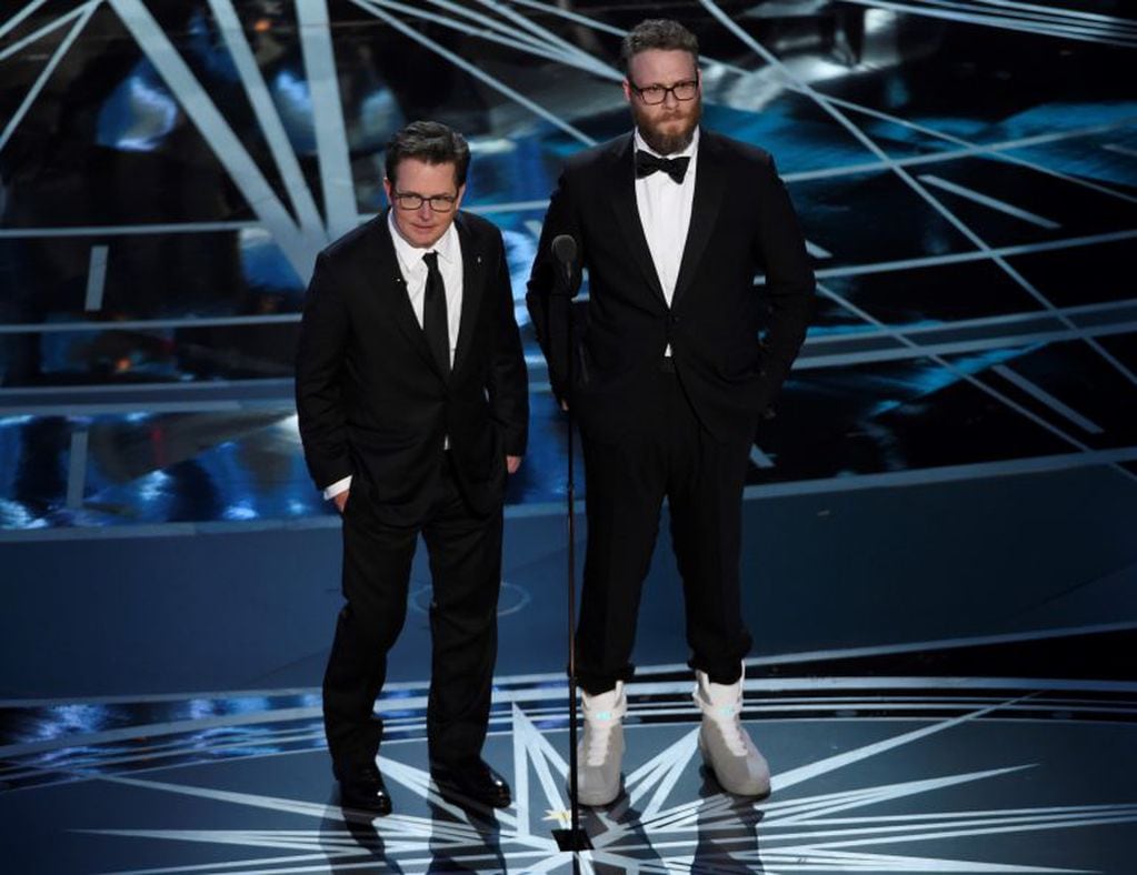 Michael J. Fox y Seth Rogen presentando el premio a mejor película en la gala de los Oscar en 2017.