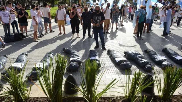 Los autoconvocados arrojaron al suelo “bolsas con cadáveres” que simulaban ser personas fallecidas por coronavirus.