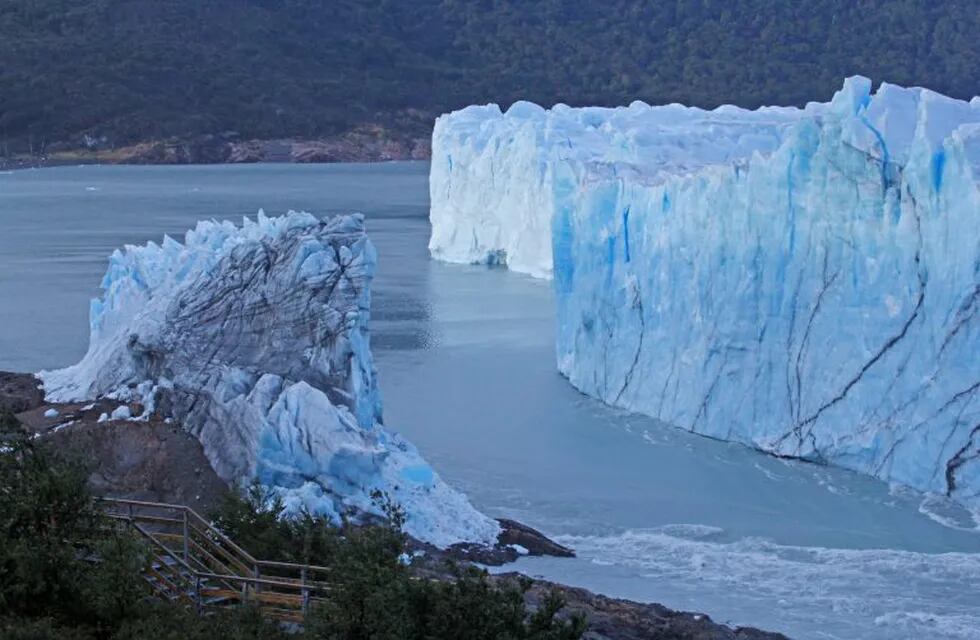 EL CALAFATE (ARGENTINA), 13/03/2018.- Fotografía cedida por Télam y fechada este lunes, 12 de marzo de 2018, muestra una vista parcial del glaciar Perito Moreno, en El Calafate (Argentina). El derrumbe natural de la parte más emblemática del glaciar Perito Moreno, sobre la península Magallanes del Lago Argentino, provocó inundaciones en la cercana localidad de El Calafate por lo que fueron evacuados algunos vecinos para evitar riesgos, confirmaron hoy, martes 13 de marzo de 2018, fuentes oficiales a Efe. EFE/Oscar Rubilar/Cortesía Télam/SOLO USO EDITORIAL/NO VENTAS el calafate santa cruz  inundaciones en el calafate la ruptura del glaciar perito moreno provoco inundacion vista vistas de la inundacion