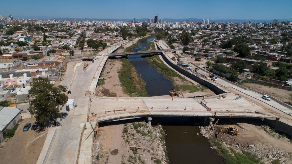 Así avanzan las obras en el Puente Sargento Cabral.