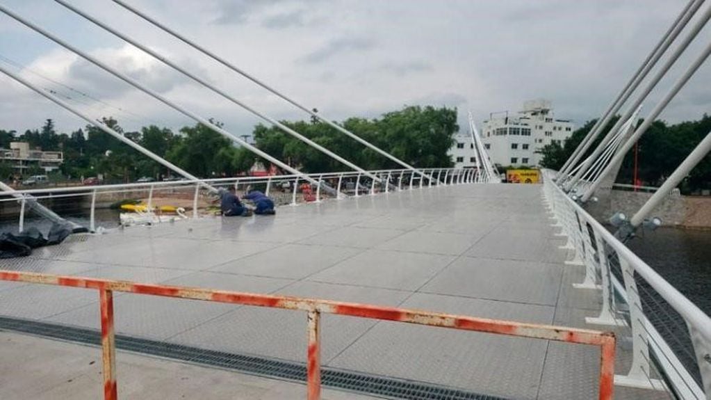 Cierre del puente peatonal para colocar adoquines