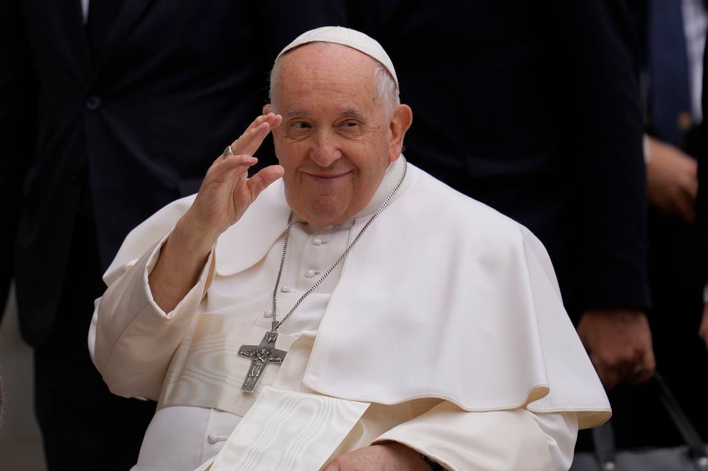 El papa Francisco le sugiere a teólogos hablar con no creyentes y con creyentes de otras religiones. 