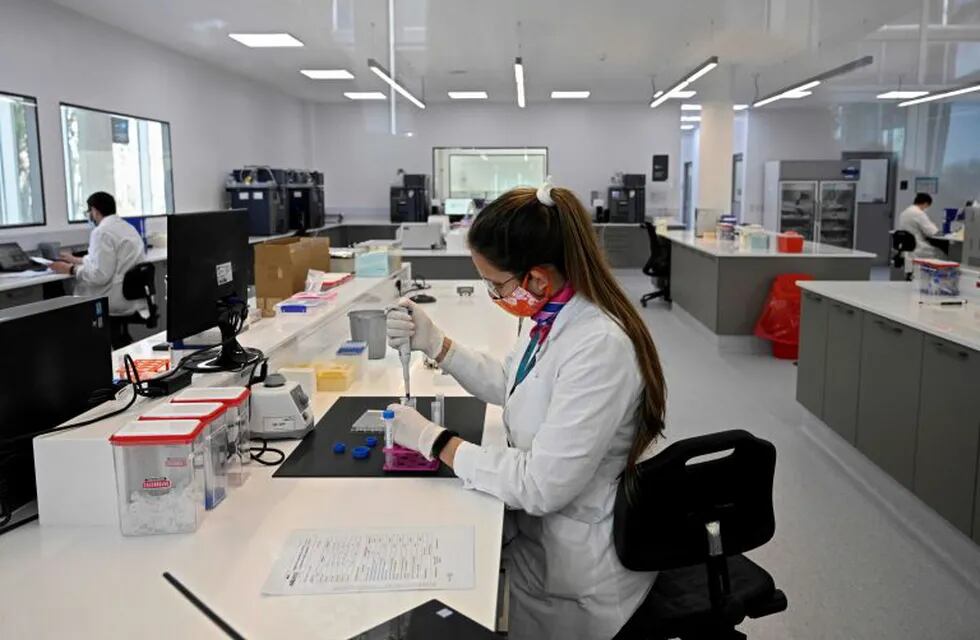 Una científica trabaja en el laboratorio de mAbxience en Argentina. (Foto: Juan Mabromata/AFP)