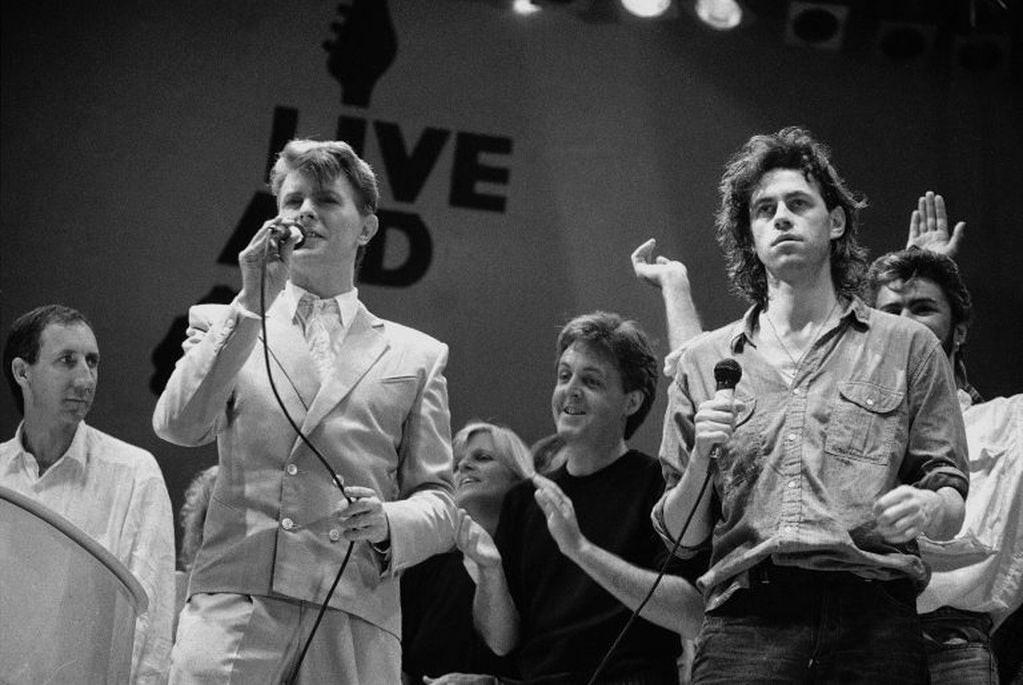 13 de julio de 1985. David Bowie y Bob Geldof, al final del concierto en Wembley Stadium in London. (AP Photo/Joe Schaber, Archivo)