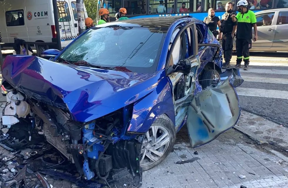 El Peugeot 208 destrozado tras el impacto. (Telefe Rosario)