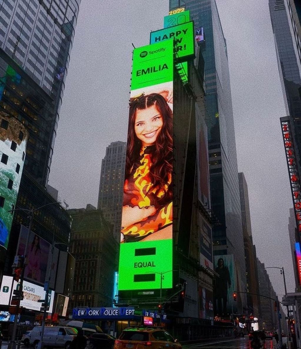 Emilia Mernes en la pantalla del Times Square
