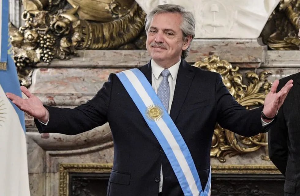 TOPSHOT - Argentina's new President Alberto Fernandez gestures at Casa Rosada presidential palace, after his inauguration ceremony at the Congress in Buenos Aires on December 10, 2019. (Photo by Juan MABROMATA / AFP)
