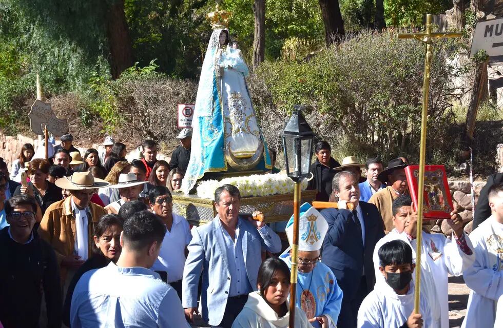 La sagrada imagen de la Virgen de la Candelaria fue llevada en procesión por las calles coloniales de la histórica ciudad de Humahuaca.