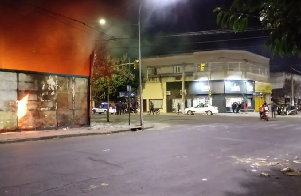 Incendio en un baldío de barrio Cofico.