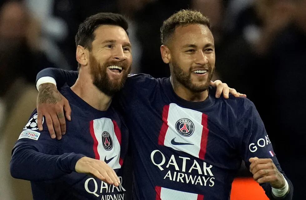 Messi y Neymar, junto a sus compañeros del PSG recorrieron el predio en construcción (AP)