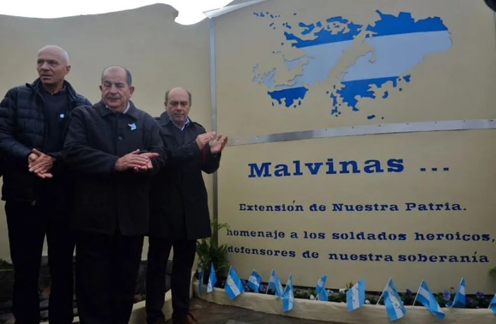 A pocos días de haber inaugurado el monumento a los caídos en Malvinas, ya le robaron las luces