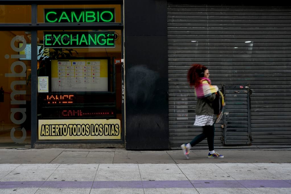 El dólar mantuvo su tendencia alcista (AP Foto/Natacha Pisarenko)