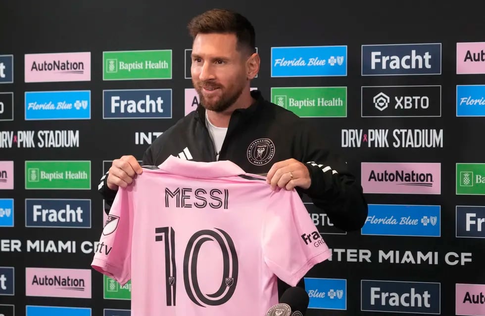 Lionel Messi muestra su camiseta del Inter Miami durante una rueda de prensa. (AP Foto/Marta Lavandier)