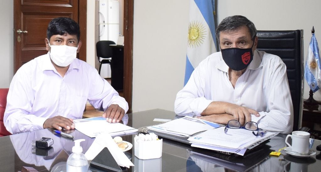 El comisionado de El Cóndor, Máximo Martínez, se reunió con el rector de la UNJu Rodolfo Tecchi en la sede del Rectorado, para firmar el convenio.