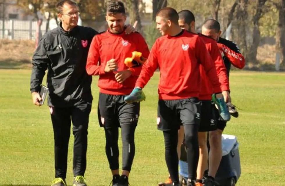 César Zabala sigue mezclando las piezas para encontrar el equipo para el debut en B Nacional.