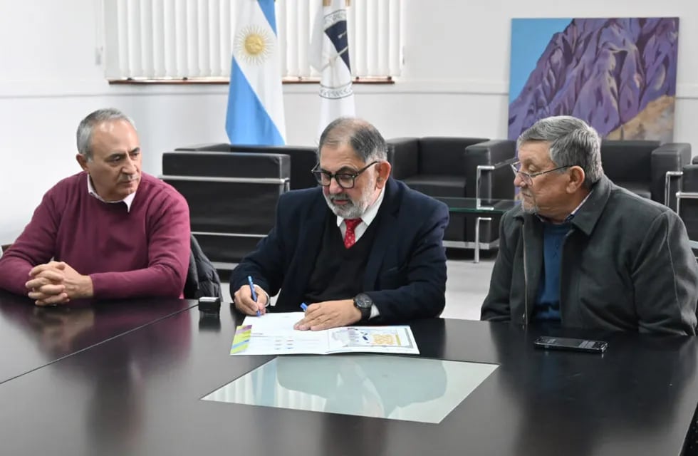 El intendente Raúl Jorge confirmó la participación de la Municipalidad de San Salvador de Jujuy en la ExpoJuy 2024, durante la visita de los directivos de la Cámara de Comercio Exterior de Jujuy, Sebastián Lucero (izq.) y Jorge Gurrieri (der.).