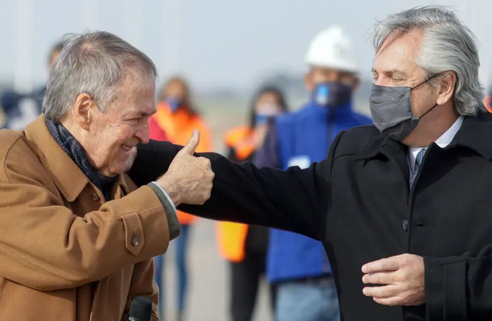 Juan Schiaretti y su saludo al presidente Alberto Fernández, en un acto en la Fábrica Argentina de Aviones, este invierno.