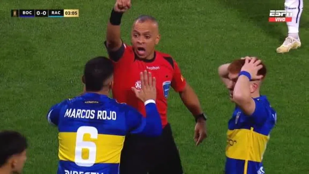 Rojo quejándose ante el árbitro Sampaio, que anuló un gol de Cavani en el partido ante Racing. (captura de Tv)