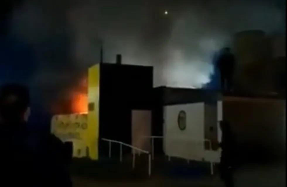 Incendio en la guardería náutica de Rosario Central. (Captura)