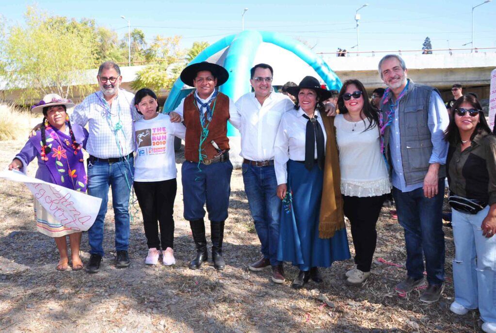 El intendente Raúl Jorge y los concejales Lisandro Aguiar y José Rodríguez Bárcena, acompañaron a copleras, gauchos y paisanas en la celebración del Día de la Pachamama en San Salvador de Jujuy.