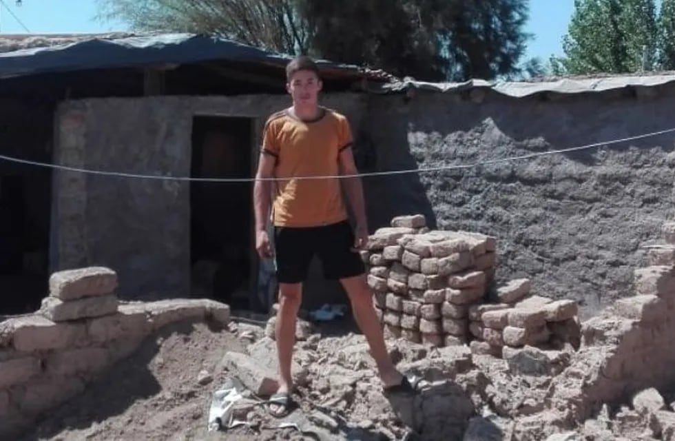 Alan tiene 21 años y trabaja día y noche para reconstruir su casa.