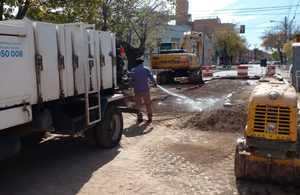 Trabajos de reparación en el socavón de Rivadavia y Suipacha