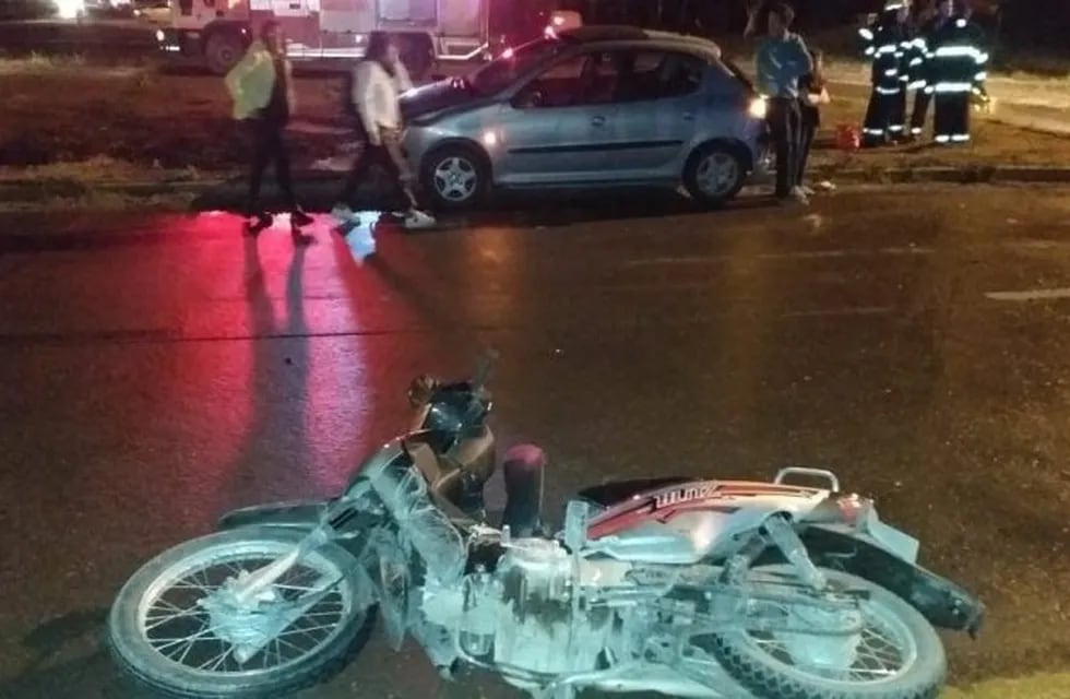 Un motociclista herido tras chocar contra un auto