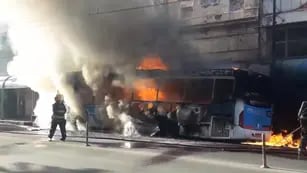 Colectivo incendiado en Córdoba.
