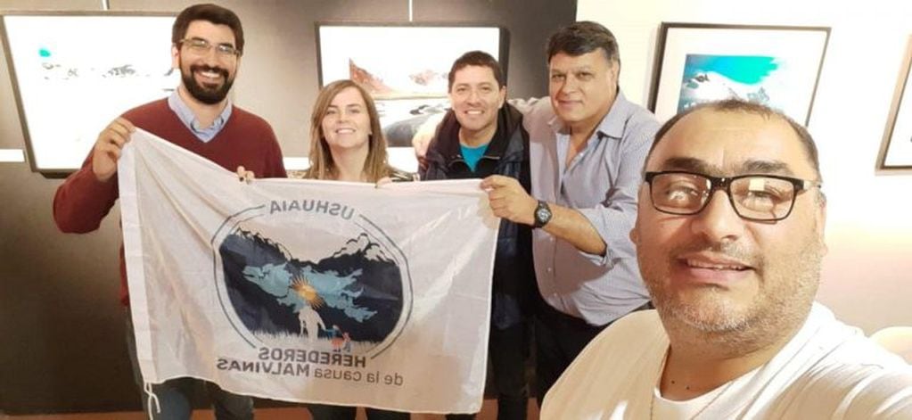 Miembros de la Subcomisión "Herederos de la Causa Malvinas" junto a la Subsecretaria  de Relaciones Internacionales, Asuntos Antárticos y Malvinas de la Municipalidad de Ushuaia, Cecilia Fiocchi y miembros de su equipo de trabajo.