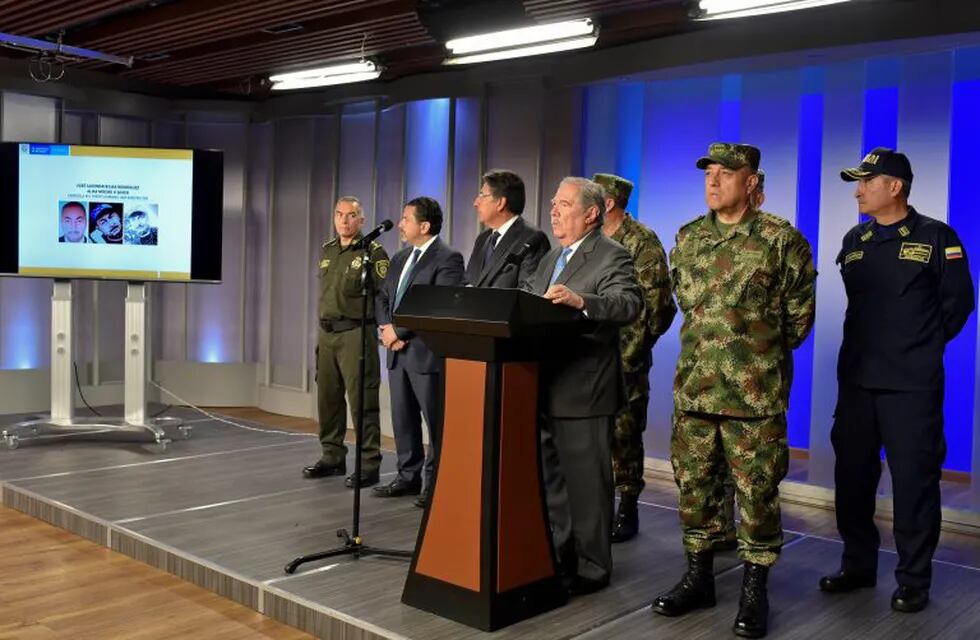 Ministro de Defensa colombiano Guillermo Botero en la conferencia de prensa en la que explica detalles de ataque del coche bomba.