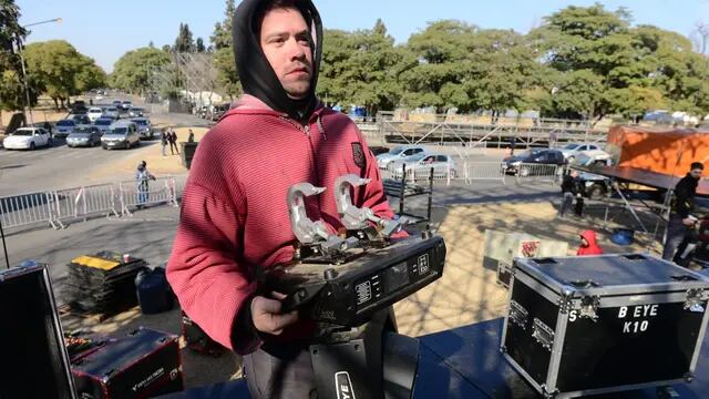 Así se arma la escenografía para el recital gratuito de Ulises Bueno en el Parque Sarmiento. (José Hernández/La Voz)