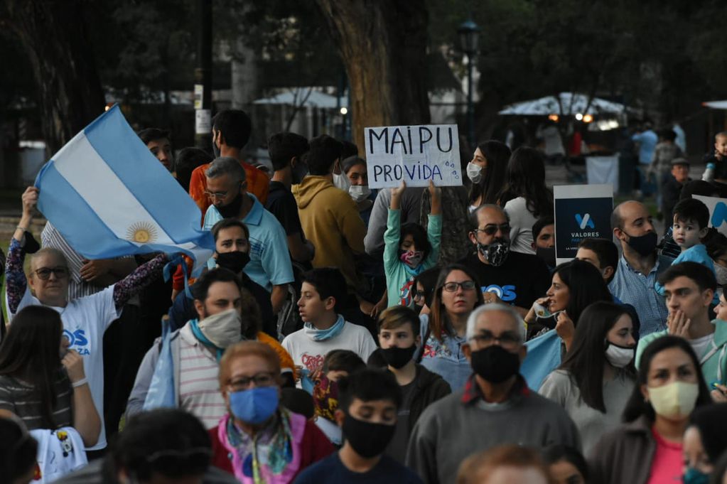 Manifestantes de otros puntos de la Ciudad de Mendoza participaron de la marcha de los provida. Mariana Villa/Los Andes