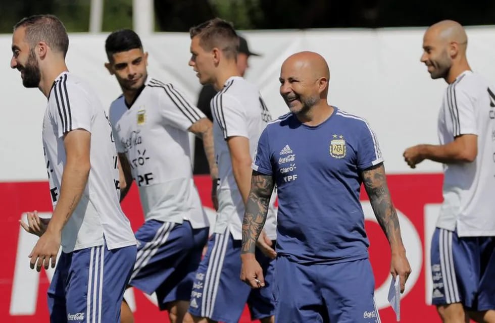 Gonzalo Higuaín, que volvería a la titularidad ante Nigeria, se ríe con Jorge Sampaoli durante el entrenamiento de la Selección Argentina. EFE/Lavandeira jr